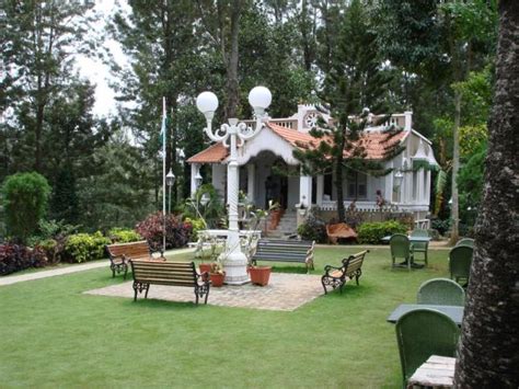 INDECO’S LAKE FOREST HOTEL $68 ($̶7̶5̶) .